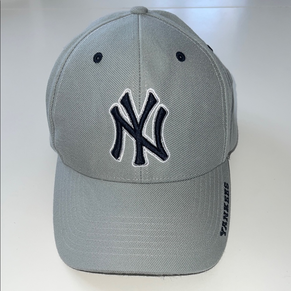 Genuine New York Yankees Grey Baseball Cap - Embroidered Team Logo